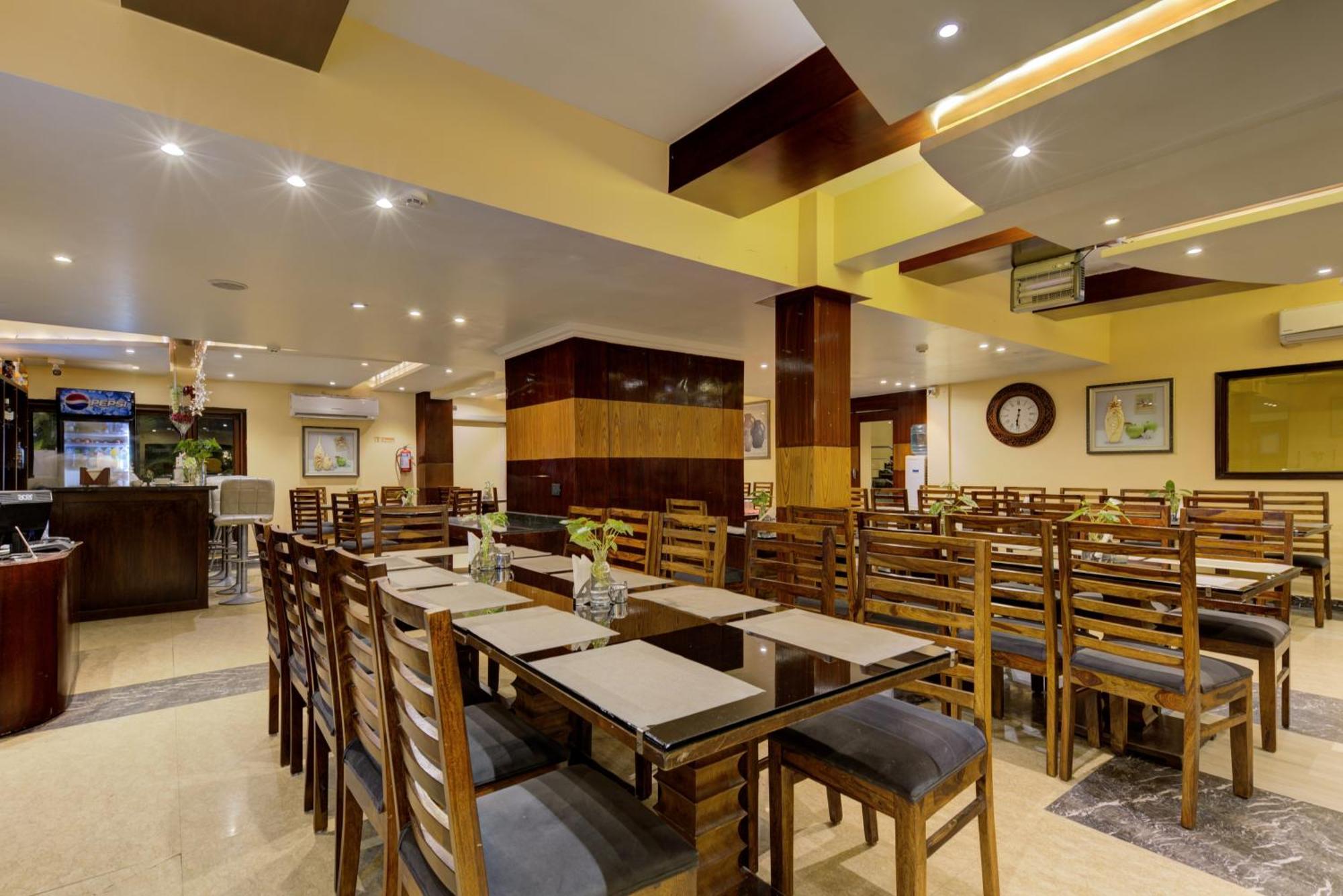 De Alturas Resort Candolim Bagian luar foto