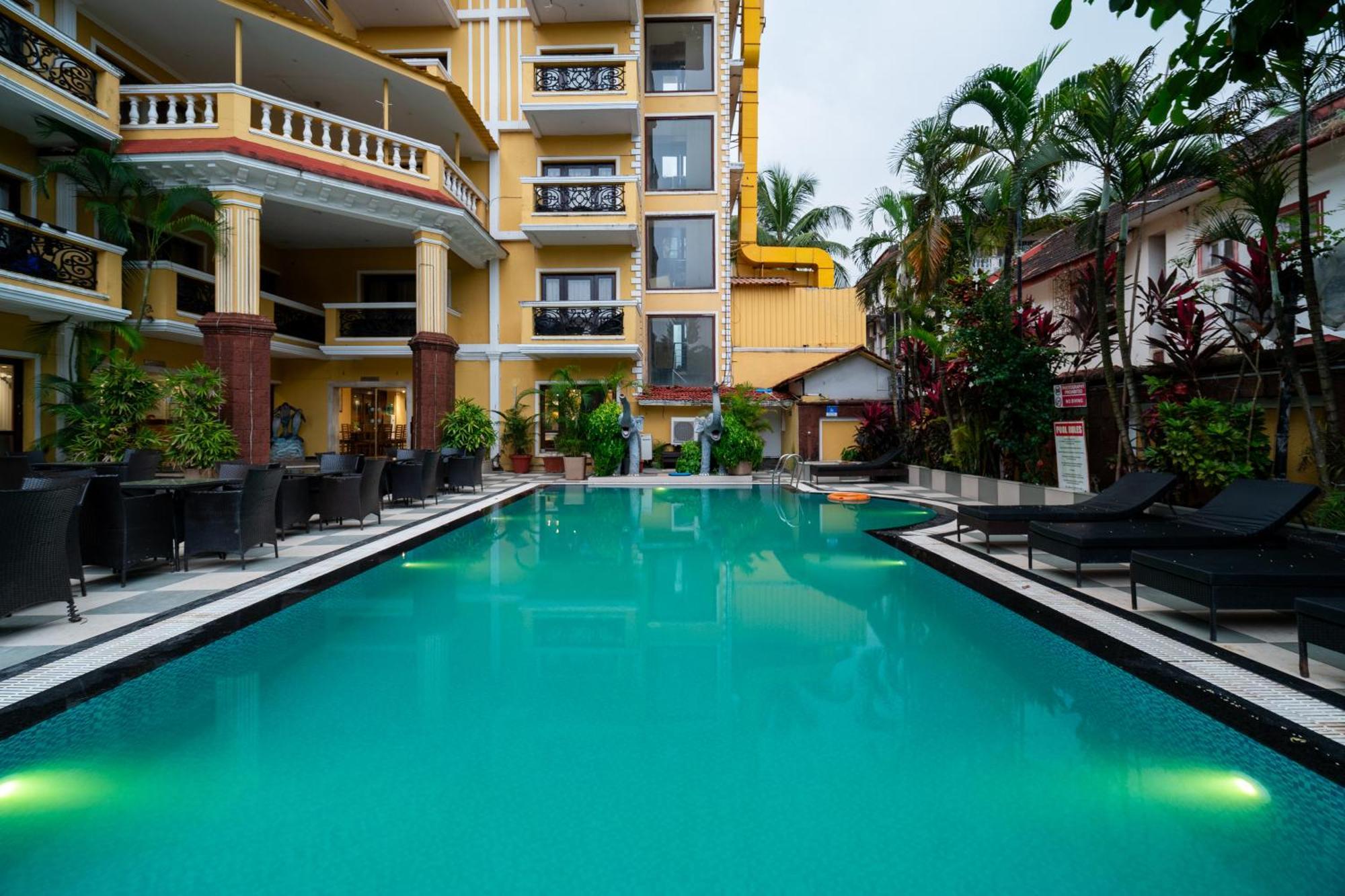De Alturas Resort Candolim Bagian luar foto