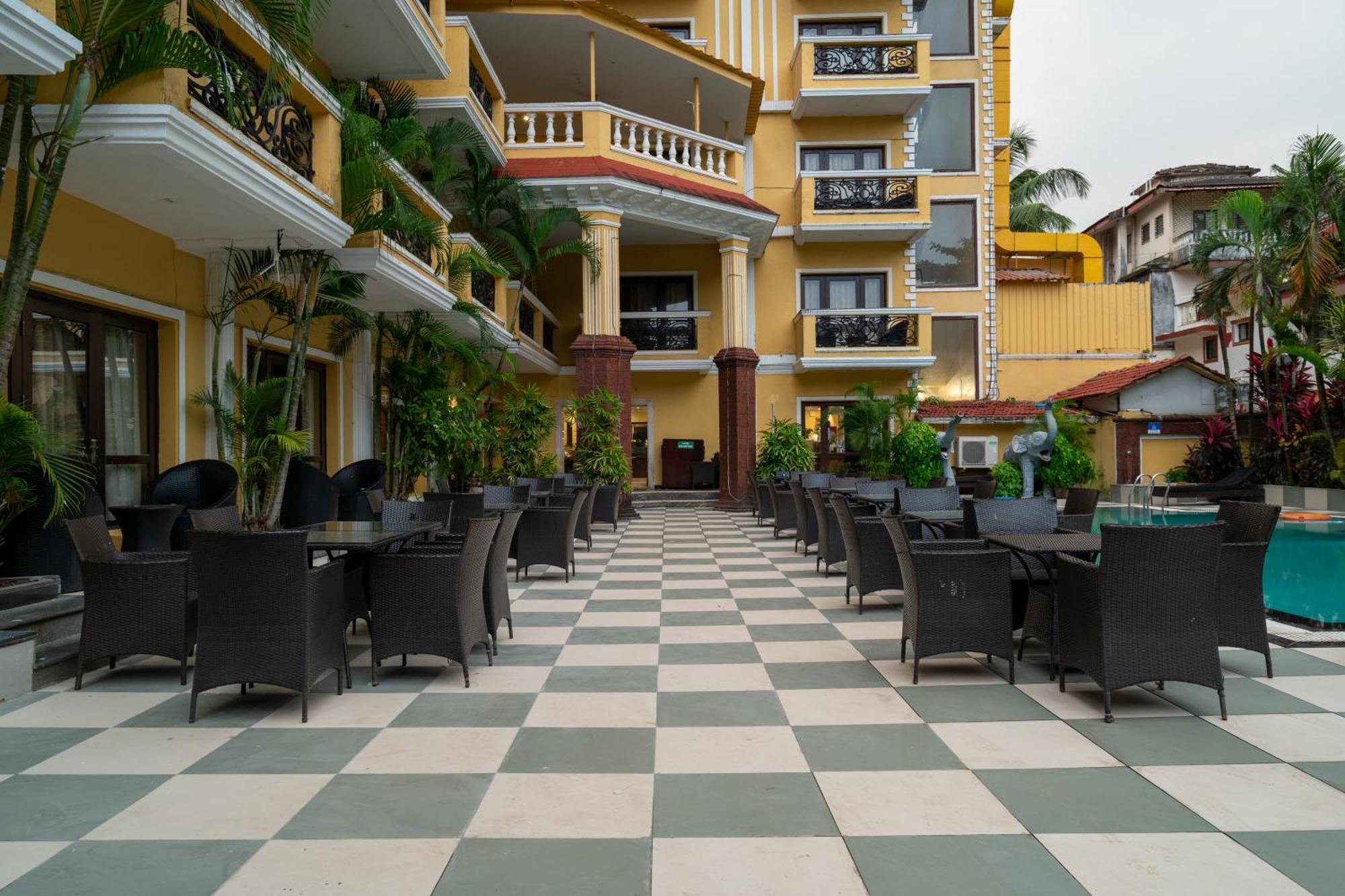 De Alturas Resort Candolim Bagian luar foto